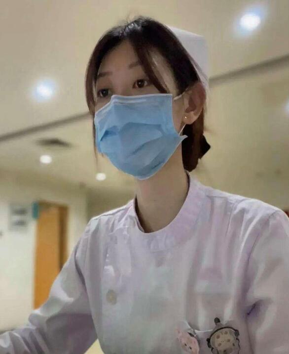 河北唐山一护士跟主任说：“主任，我亲戚想住院，没床位了，您能给安排不？主任说办不