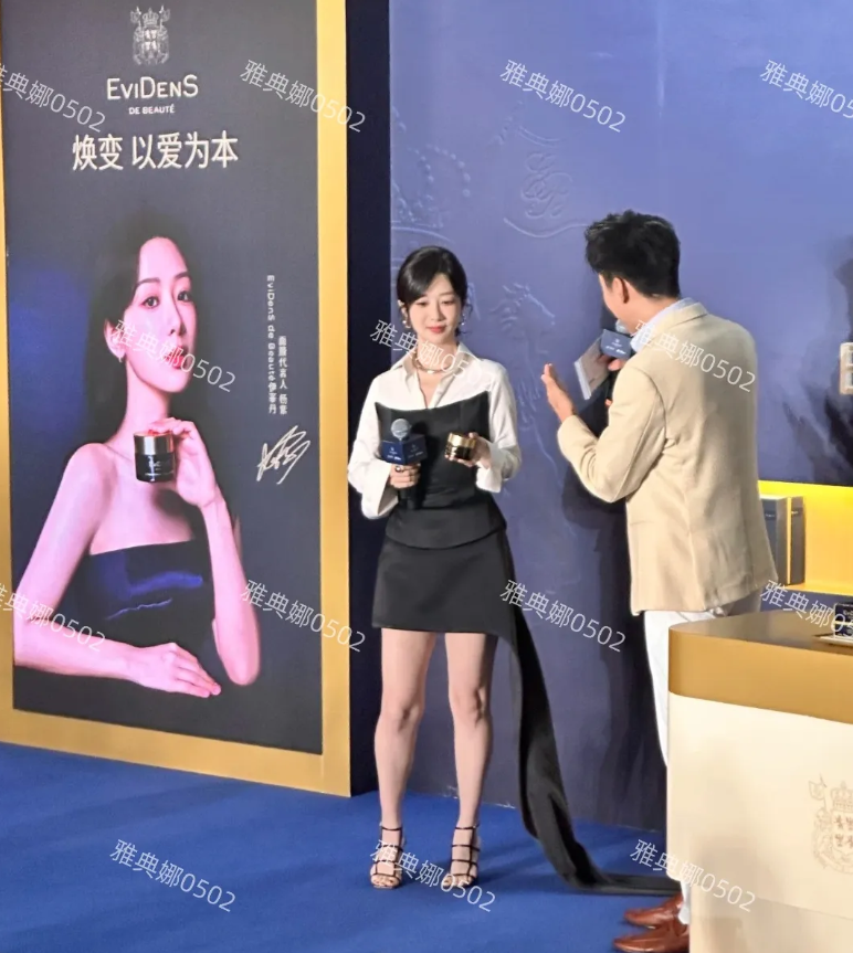 南京德基广场偶遇杨紫，本人没有网上吹得那么好看，生图腿型不好看脸也有点肿，年龄感