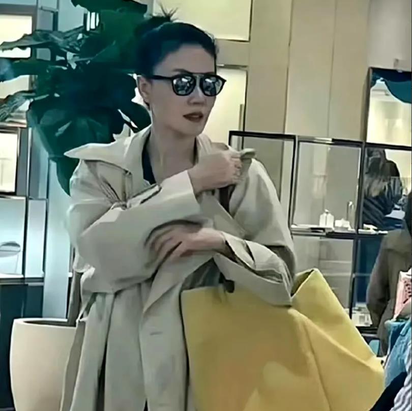 有钱人的生活不过如此，歌坛天后王菲非常有钱，但她去意大利旅游的时候，也只是孤身一