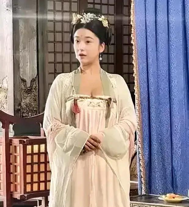 2025年2月20日晚，演员阚琳娜的一篇长文，揭开了一段尘封多年的丑恶往事。那时