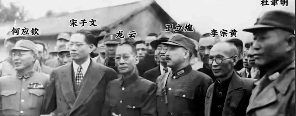 1945年9月29日深夜，杜聿明下令将昆明的滇军缴械并困住龙云，邱清泉说：“命令