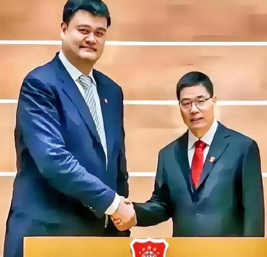 中国男篮到底还行不行？一个伤病、一场胜利，折射出怎样的篮球人生？
就在刚刚，篮协