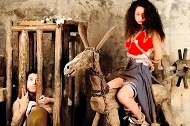清末老照片：一名女人被脱光衣服游街，男人目不转睛