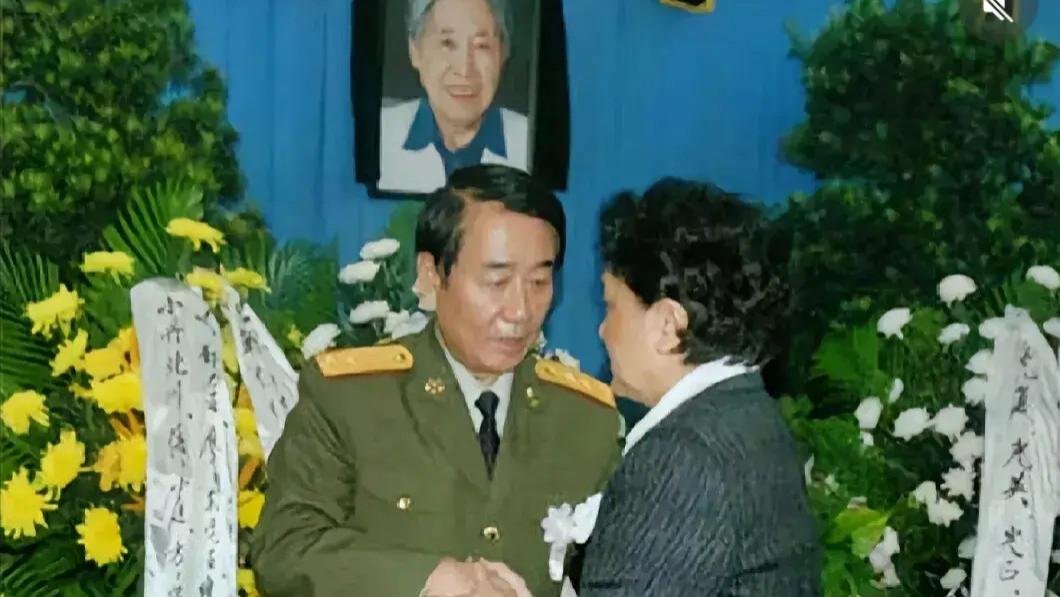 06年王光美葬礼两人现身，刘源罕见失态，李讷：儿子快去帮你源叔