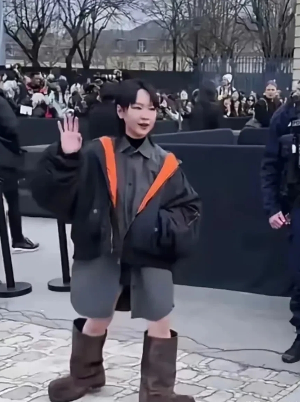 一文不值！为什么周笔畅丢人丢到了巴黎？
最近，兴致勃勃地周笔畅现身巴黎时装周，计