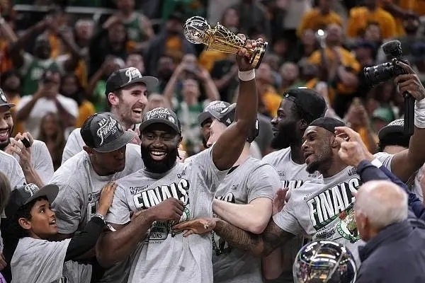 #凯尔特人横扫步行者晋级总决赛# 2024年NBA季后赛东部决赛中，波士顿凯尔特