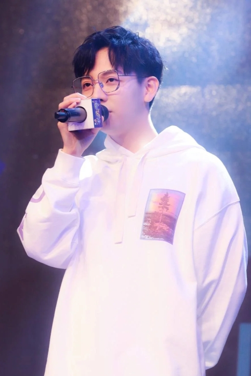 胡夏：用专业与热情，点燃音乐舞台