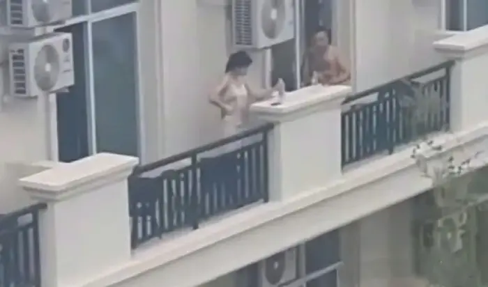 这两家邻居关系也太好了，估计人人都想有这样的邻居吧