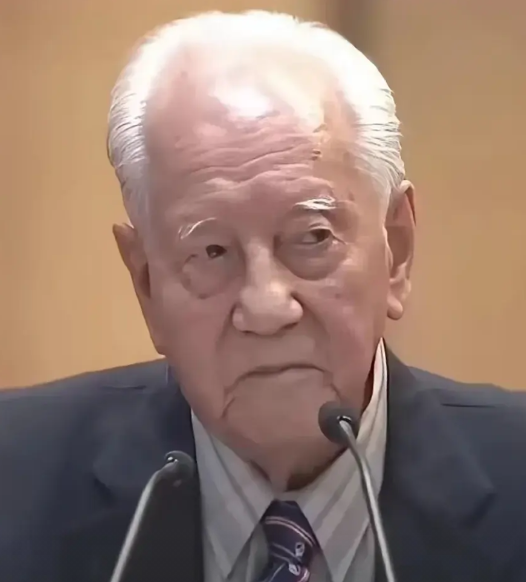 黄老这藐视的眼神让人解气。

黄旭华院士：我们东方大国的核潜艇，真是太厉害了！要