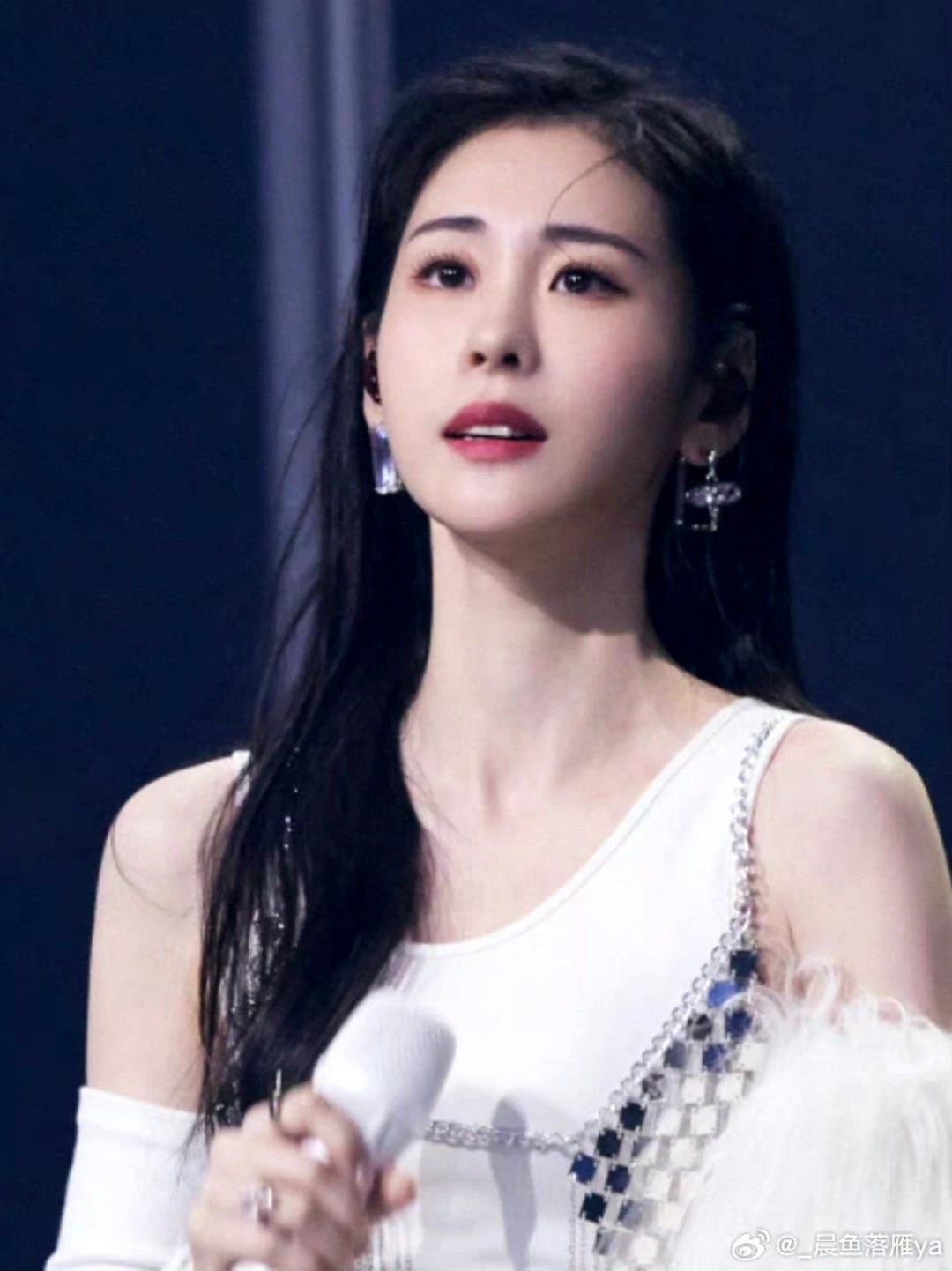 娱乐圈未婚先孕的明星盘点：

王鸥，1982年生，南宁人，未婚。2023年被爆出