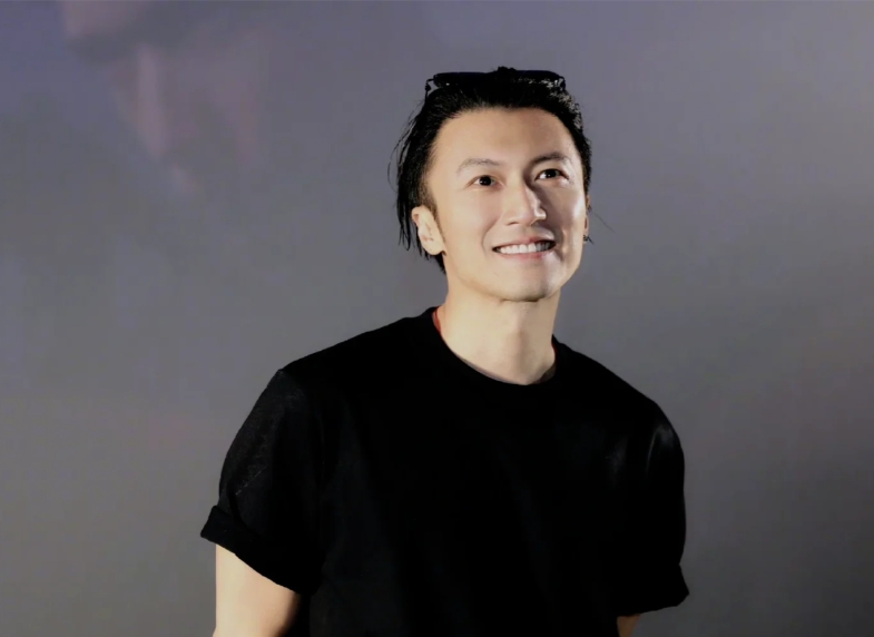 成龙力挺谢霆锋接班人，霆锋谦称仍需努力