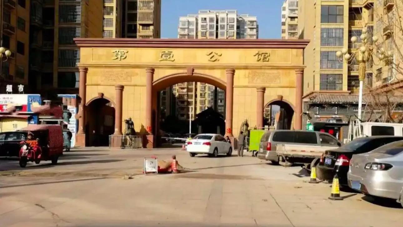 小区业主捅物业经理11刀，致其死亡！知情人讲述详情，评论区热议
