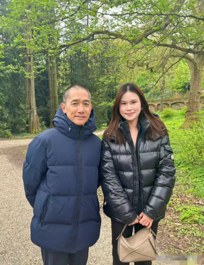 我的天呐！
我简直不敢相信自己的眼睛，他到底经历了什么，身材变得这么臃肿？
现在