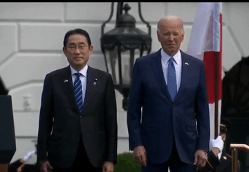 美国总统拜登刚刚在白宫南草坪，以最高礼仪隆重欢迎日本首相岸田文雄！但拜登踉跄的脚