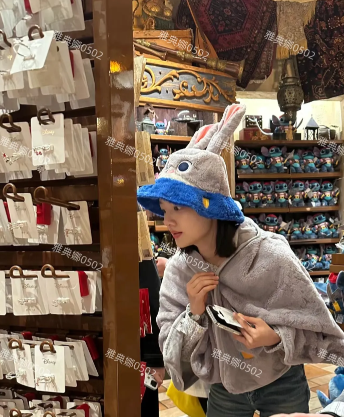 迪士尼偶遇任敏，她本人真的很好看！
瓜子脸大眼睛气质甜美可爱很有灵气，身材也高挑