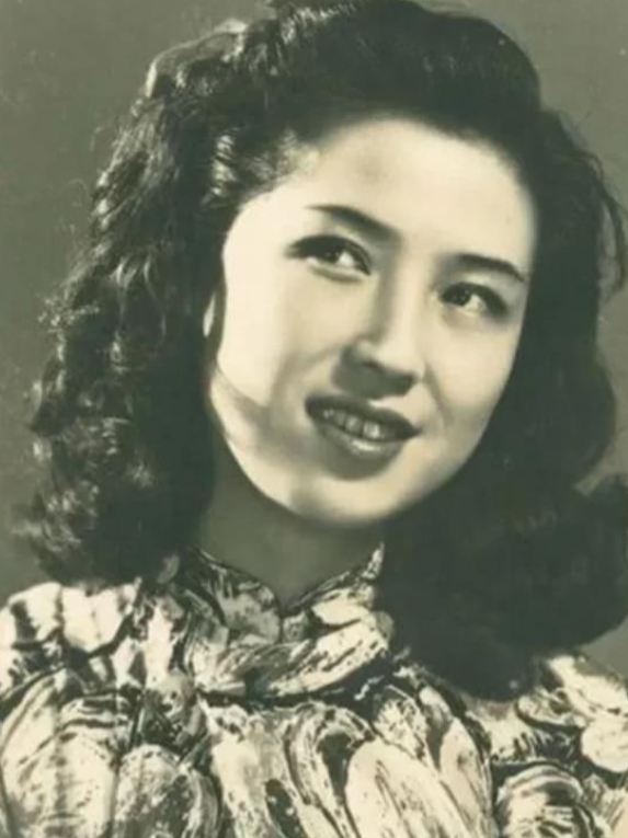 1965年，杜月笙的四姨太姚玉兰外出打牌，突然感到全身发热，焦躁不安，她心中涌起