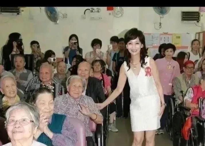 你敢相信，图中的美女70岁了吗？
她和旁边的老人同龄，看起来差别怎么那么大呢？