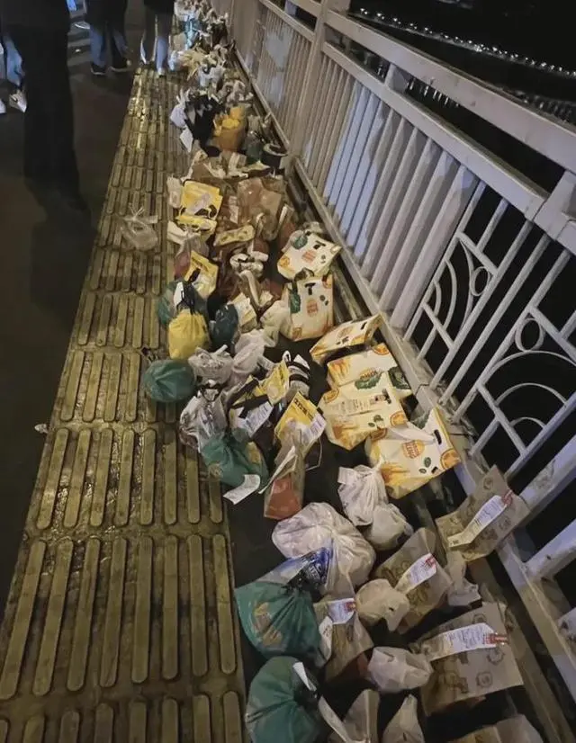 “胖猫跳江祭品”事件，各大“良心”商家一览：

1、塔斯汀，送空气。

2、德克