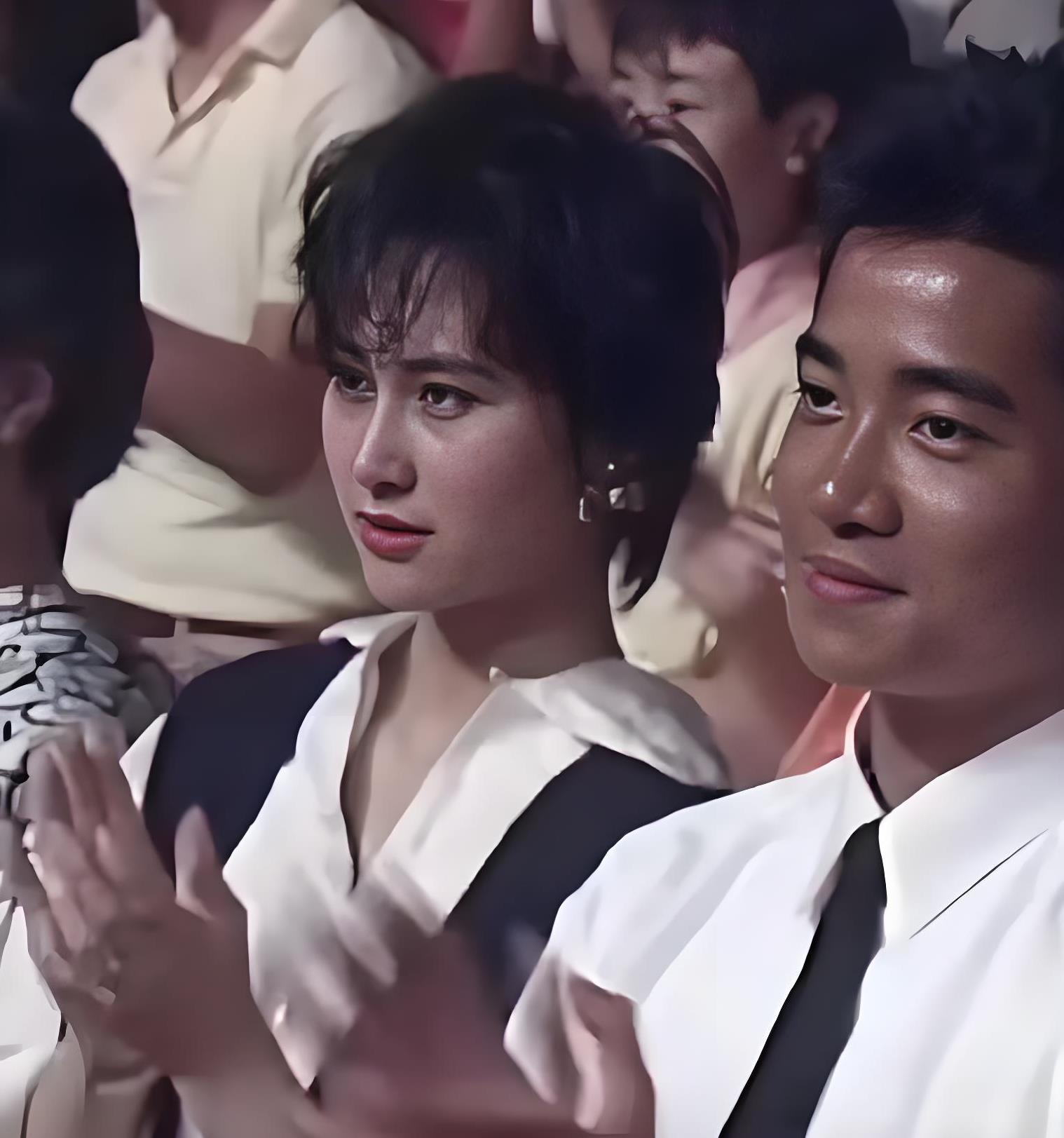 何超琼年轻时候绝对比李嘉欣还要漂亮，这模样真是漂亮又有气质，她身边的是陈百强，当