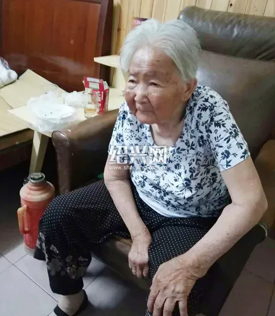 我闺蜜97岁的老婆婆，洗完澡之后说是感觉有点累，于是躺沙发上休息，等家里人做好饭