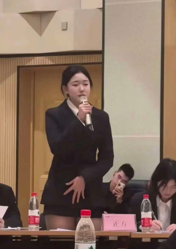 当她站起来的时候，反方辩友是不是已经输了