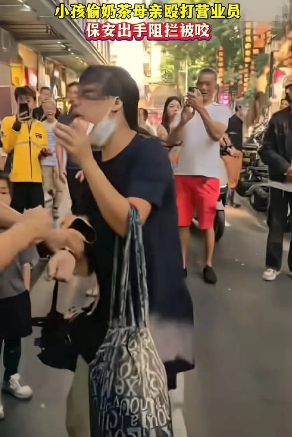 保安甩女子耳光，众人：打到心坎，爽到拉丝。
奶茶店做好奶茶放在那里等客人来拿。有