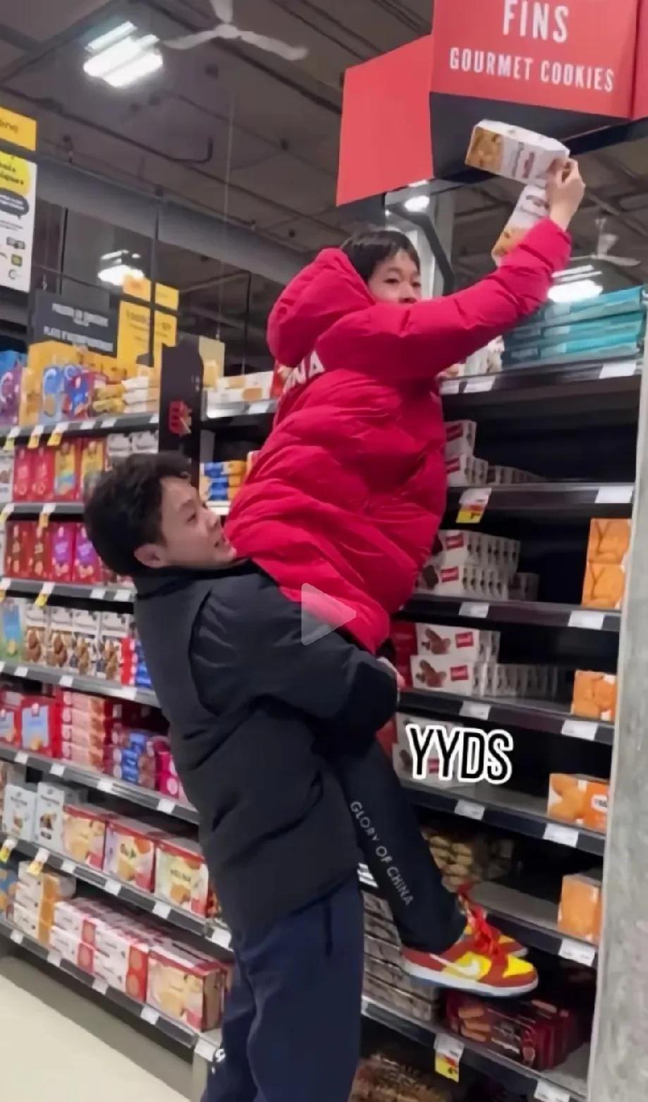 全红婵，陈艺文去超市购个物怎么也这么逗乐儿？婵宝想买货架最顶上放着的东西，自己个