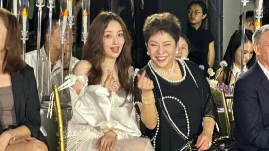 向太晒素颜年轻照！棱角分明女版向佐，和郭碧婷不是母女胜似母女
