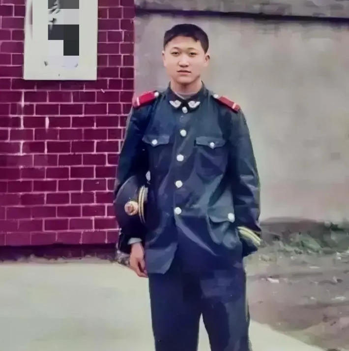 2006年，3名壮汉带着一女孩上了火车，坐车途中，女孩悄悄向冉松柏求救，可冉松柏