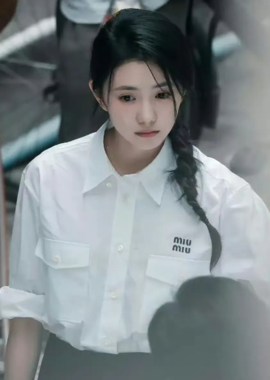 难怪女人都不喜欢她！他长得太招男人喜欢了！
干净的鹅蛋脸、大眼睛、双眼皮，鼻子小