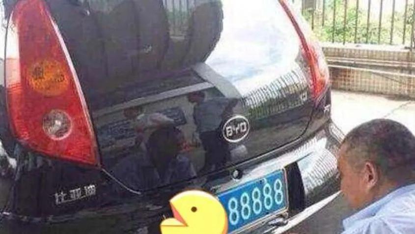 江苏女子选车牌遇到“888”豹子号价值数万，犹豫几秒立刻放弃，车管所：你果然很有智慧！