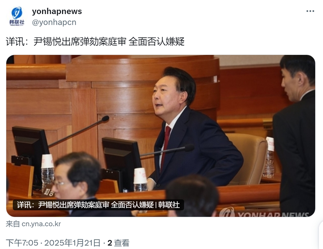 尹锡悦身穿西装，否认全部指控