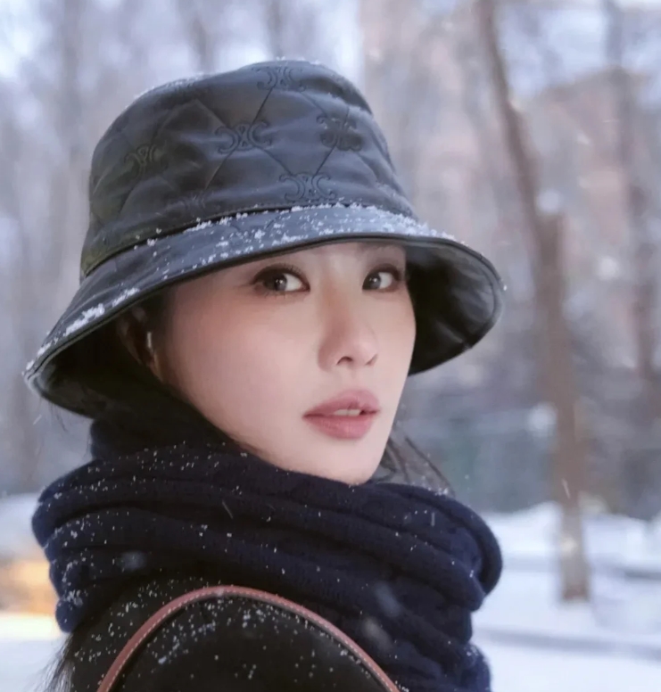 有网友说:求求你们不要再夸刘诗诗的脖子了，因为我真的很想她变回曾经的样子。

毕