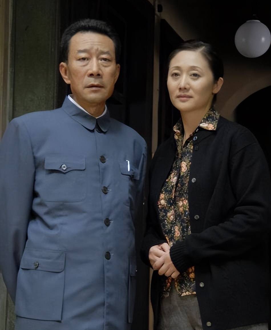 “千万不能回去，老家有很多人等着劫你，准备把你揍一顿。你还是先在外面躲一躲，风头