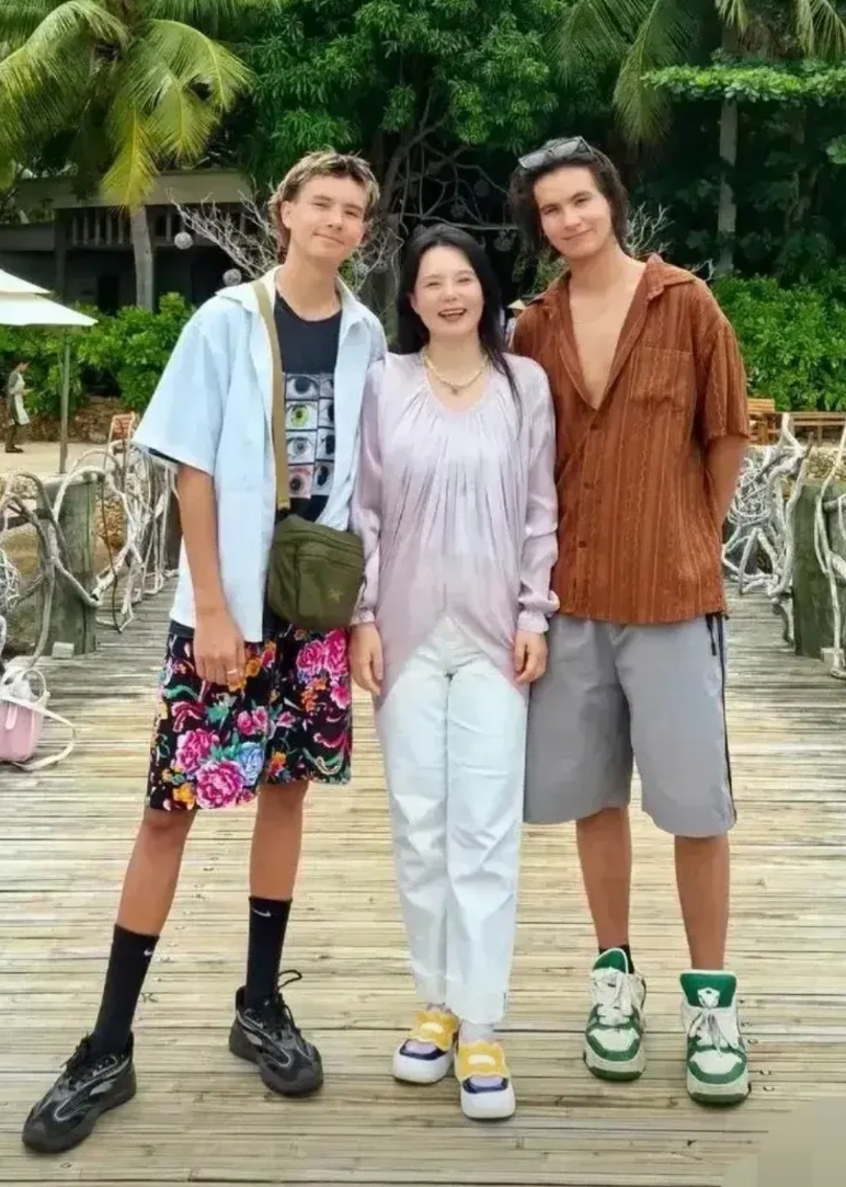龚琳娜母子三人

1.右边的是大儿子，名叫海酷，19岁，中德混血。

2.中间的