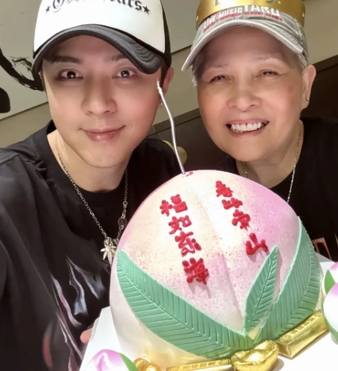 近日，罗志祥在海南为母亲精心筹备了一场生日惊喜。
此前，罗志祥母亲大病初愈，此次