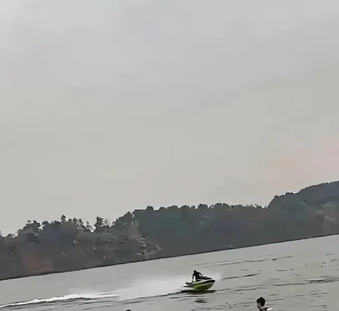 浙江杭州，公司为招待客户安排了两天乘船外出钓鱼活动。后因客户行程有变、但公司已预