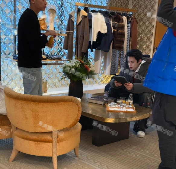 巴黎LV总店遇到王鹤棣，本人超帅浓眉大眼鼻子高挺五官特别立体，个高腿长气质时尚，