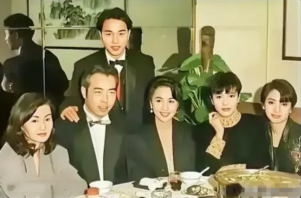 年轻时的陈凯歌也是一枚帅男，浓眉大眼，五官立体，英俊帅气，他在照片中最显眼，很有