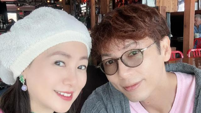 翁虹晒照庆祝结婚18周年，怒夸白羊座老公有进步，女儿继承高颜值