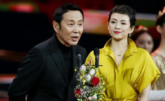 一次，比章子怡大了24岁的陈道明，说章子怡：你是中年女演员了。
章子怡不悦：你眼
