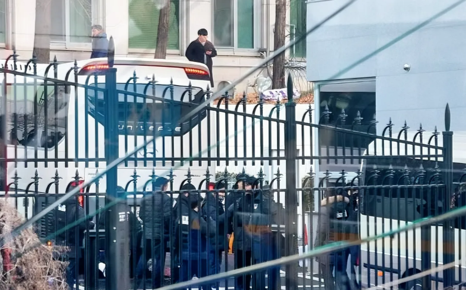 警方抵达尹锡悦住所！
在突破了三道封锁线后之后，目前韩国警方和公调处人员已经顺利