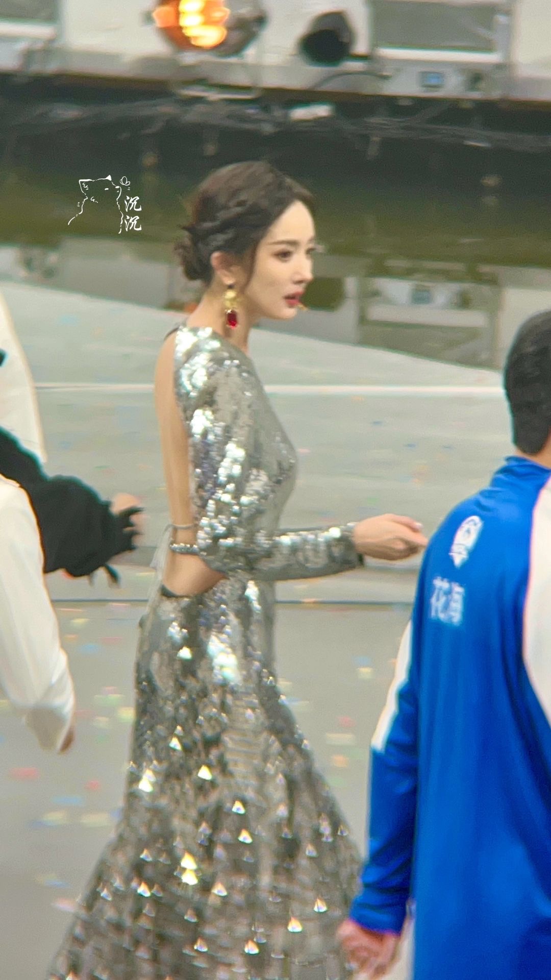 36岁杨幂“驼背明显、脖子前倾”，年龄越大越发明显了。
长得好看就可以不注意体态