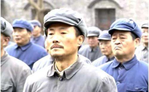 黄维在功德林改造时曾被其他战犯打了一耳光，事后管理所工作人员严厉地批评了打人者，