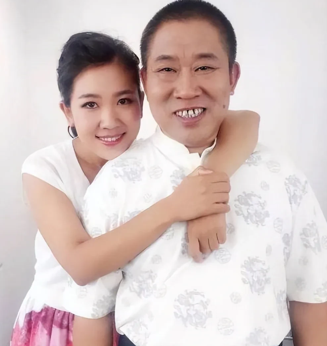 当年，杜旭东的女儿刚出生，杜旭东就在心里暗喑祈祷:“千万别长得像我！”不料护士把