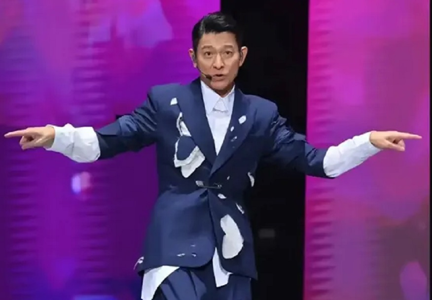 刘德华上海演唱会完美谢幕，他感动落泪，年过六十仍深受粉丝喜爱。其演唱会门票销售火