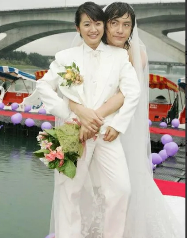 快看！抱着演员林依晨的男人是谁呀？两个人的关系看起来很亲密！被抱着的林依晨笑得很