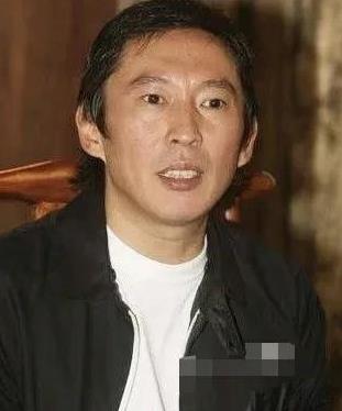 导演钮承泽假释出狱。
1月23日，曾因性侵案入狱的导演钮承泽假释出狱。他手拿盆栽