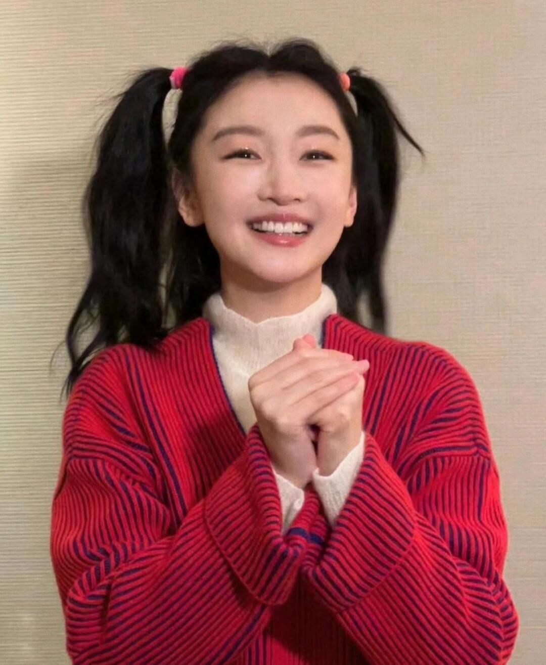 周冬雨俏皮女孩