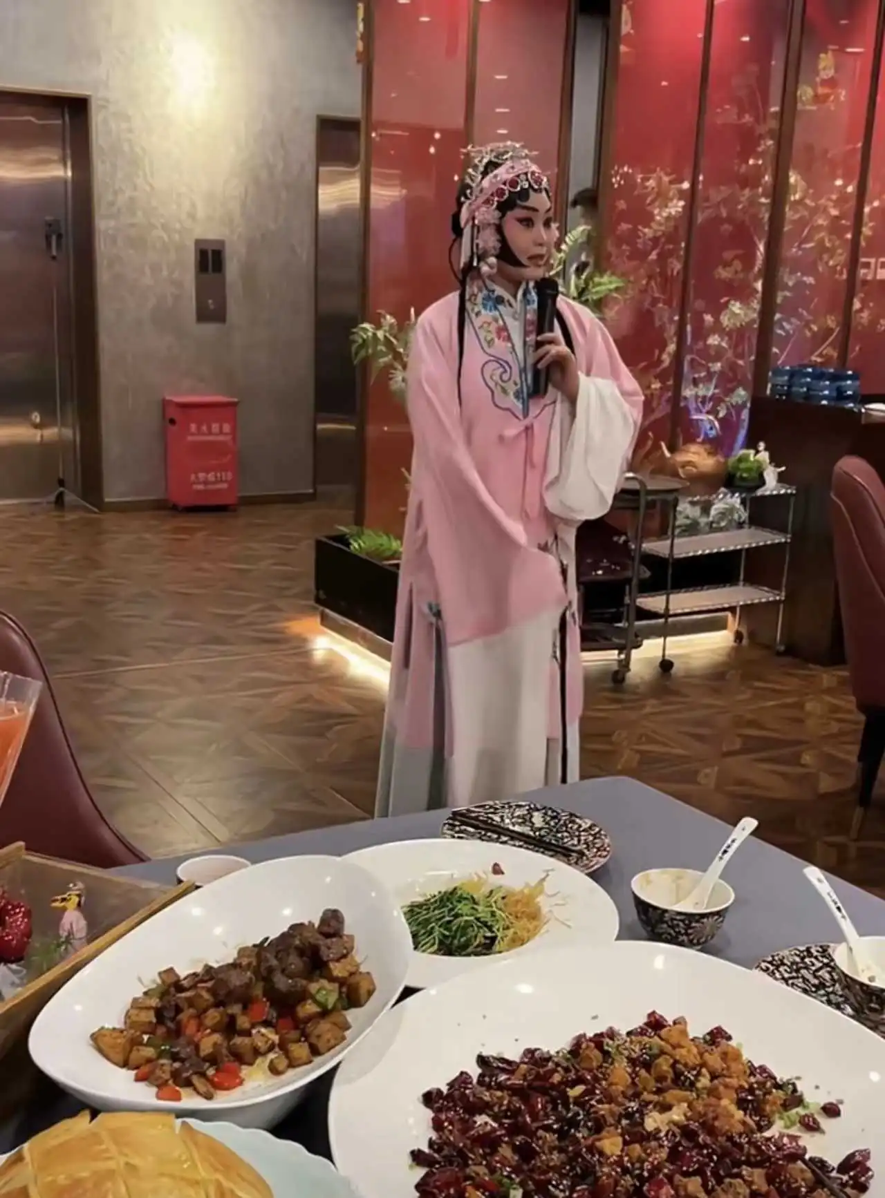 这就是现在北京某些饭店流行的艺术表演！很多网友看了都在大骂无耻 ，这是侮辱国粹艺